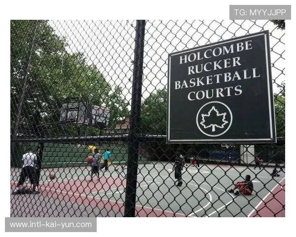 洛克公园少年模仿普莱尔后仰跳投,街头篮球文化延续 洛克公园少年模仿普莱尔后仰跳投,街头篮球文化延续